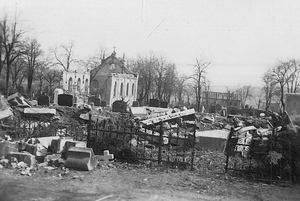 Foto umherliegender Trümmer und Mauerreste